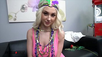 Блонда облизывает пенис хозяина квартиры, чтобы не платить за нее
