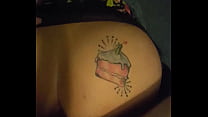 Татуированный пикапер мнет дойки юный латинки и разыгрывает её на отсос члена на улице